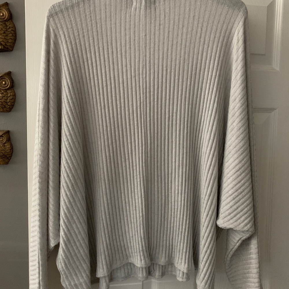 Urban outfitters gray top - Picture 2 of 2